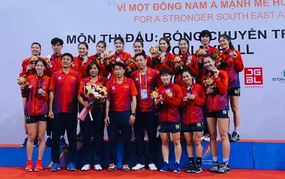 Đội bóng chuyền nữ Việt Nam tại SEA Games 31 có đủ thành phần ban huấn luyện gồm 1 HLV trưởng và 3 trợ lý. Ảnh: DŨNG PHƯƠNG