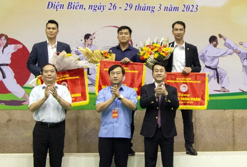 Ban tổ chức trao cờ xếp hạng cho các đơn vị dẫn đầu chung cuộc. Ảnh: TRẦN NHÂM.BĐB