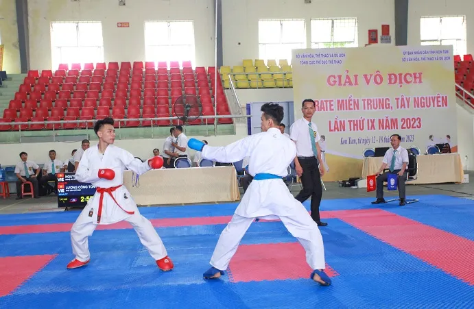 Các võ sĩ đã bước vào tranh tài. Ảnh: HOÀNG THANH.