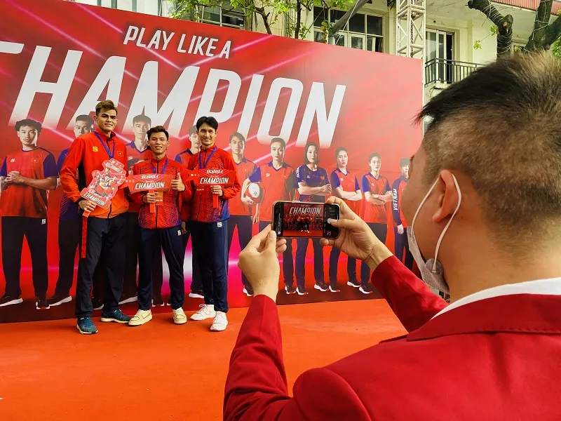 Các VĐV hào hứng chụp hình ra mắt bộ trang phục. Ảnh: MINH CHIẾN