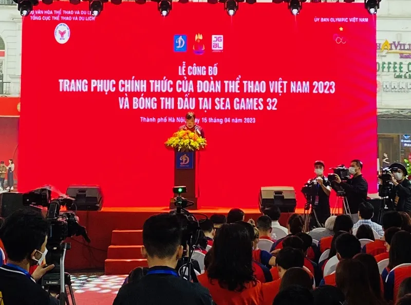 Tổng cục trưởng Tổng cục TDTT - ông Đặng Hà Việt phát biểu trong lễ ra mắt bộ trang phục Đoàn thể thao Việt Nam dự SEA Games 32. Ảnh: MINH CHIẾN