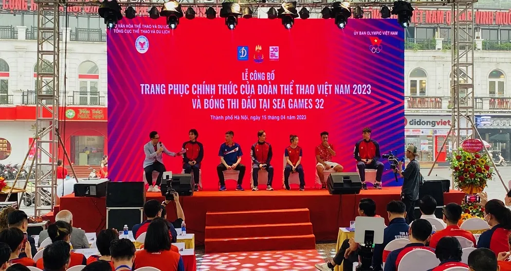Các VĐV chia sẻ về trang phục mới của Đoàn thể thao Việt Nam. Ảnh: MINH CHIẾN