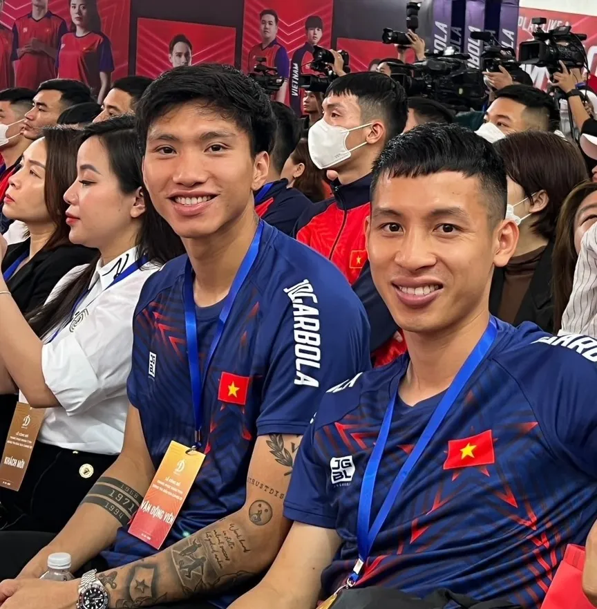 Cầu thủ Hùng Dũng và Văn Hậu có mặt tại lễ ra mắt trang phục Đoàn thể thao Việt Nam. Ảnh: MINH CHIẾN