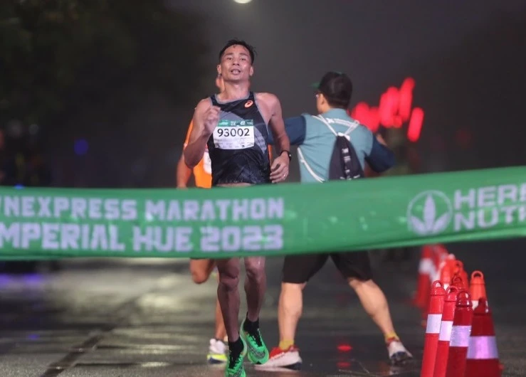 Nguyễn Văn Lai đã vô địch nội dung marathon nam tại TT-Huế trong ngày 16-4. Ảnh: ĐÔNG HUYỀN