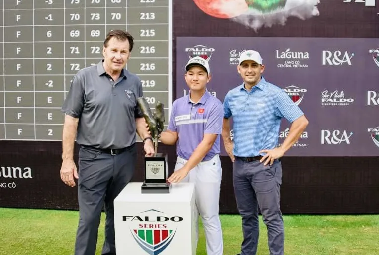 Anh Minh (giữa) sẽ là tuyển thủ của tuyển golf Việt Nam tới Campuchia sớm nhất chuẩn bị cho SEA Games 32. Ảnh: VGA