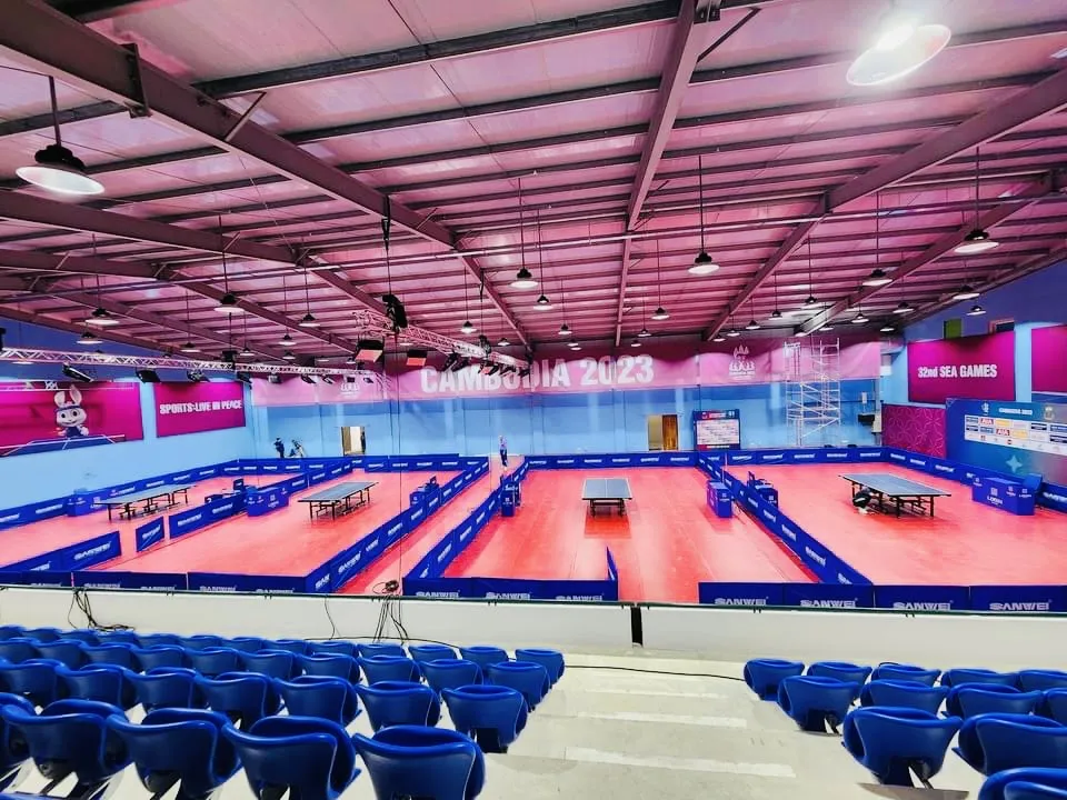 Địa điểm thi đấu môn bóng bàn của SEA Games 32 cũng chỉ có một khán đài bố trí ghế ngồi. Địa điểm thi đấu môn bóng bàn của SEA Games 32 cũng chỉ có một khán đài bố trí ghế ngồi.