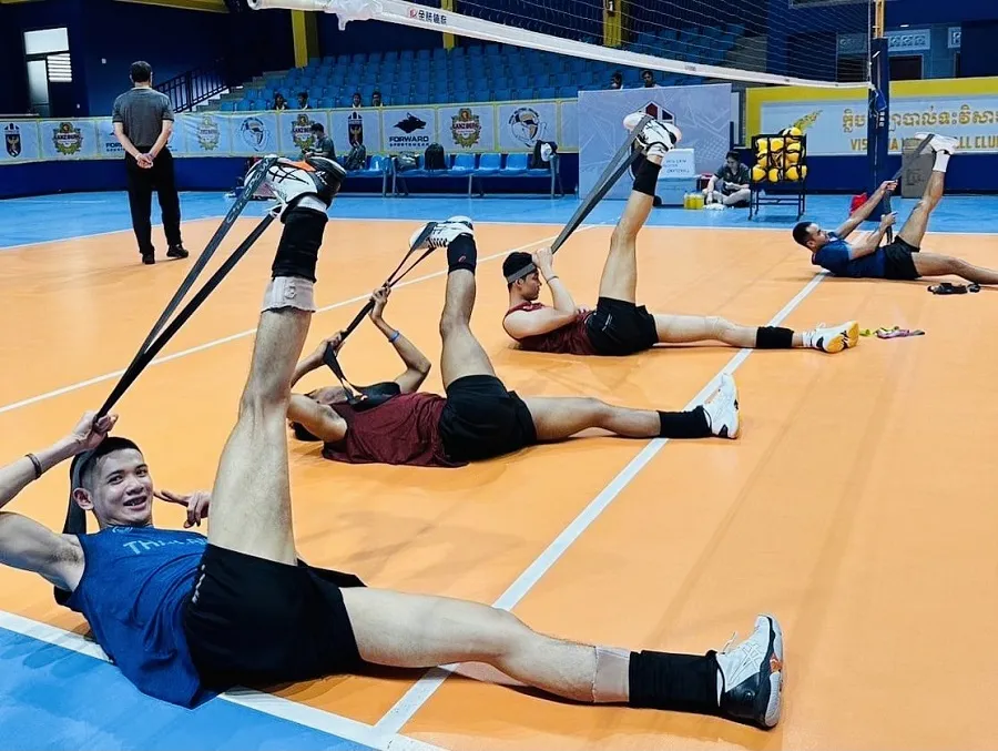 Cầu thủ bóng chuyền nam Thái Lan đã tập làm quen với sân bãi của SEA Games 32 ngay khi vừa có mặt ở Campuchia. Ảnh: THAILANDVOLLEYBALL