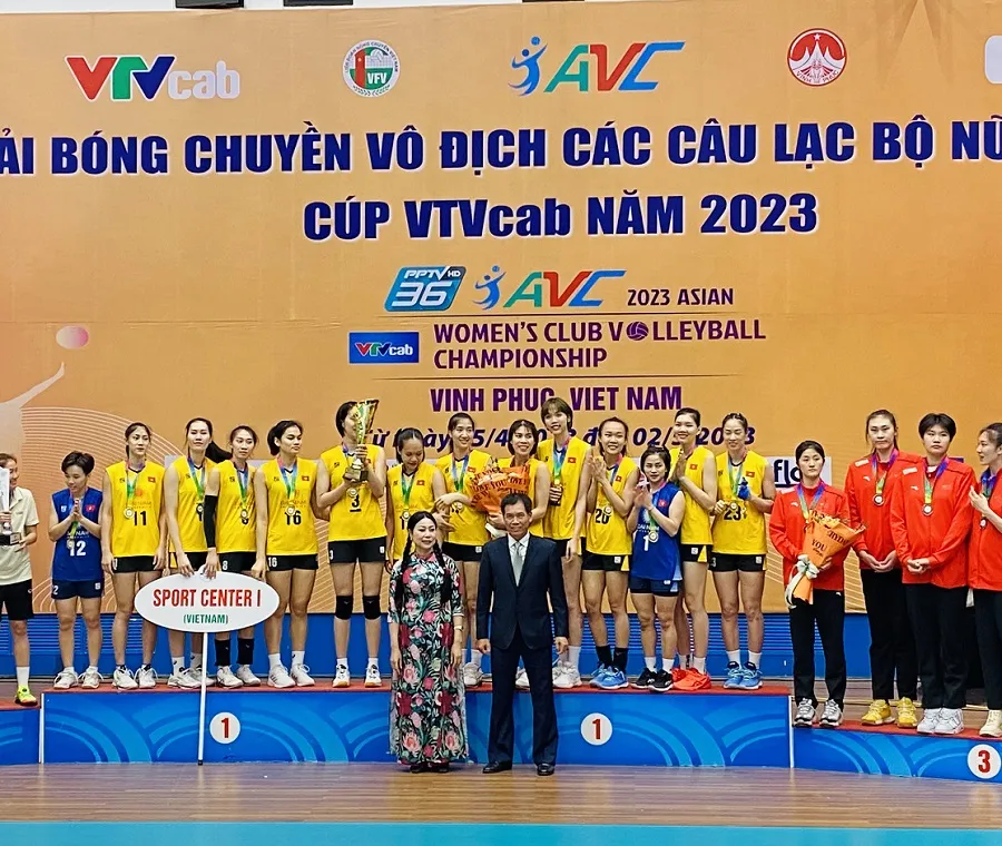 Các cầu thủ Việt Nam nhận phần thưởng vô địch. Ảnh: MINH CHIẾN