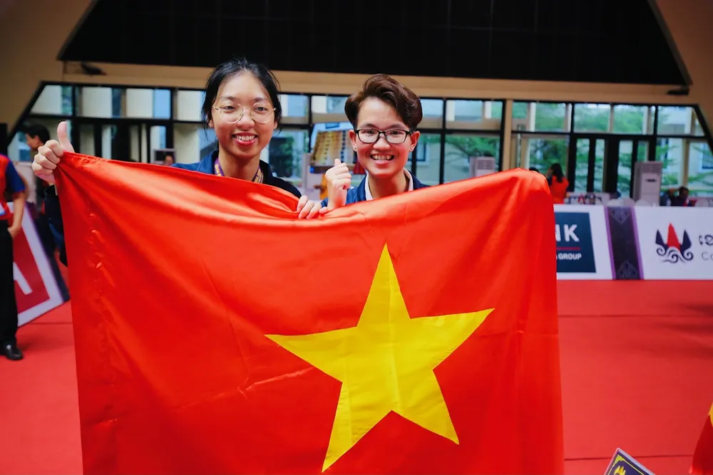 Hồng Ân (phải) trong niềm vui chắc chắn giành được chiến thắng ở cờ ouk chaktrang tại SEA Games 32. Ảnh: DŨNG PHƯƠNG