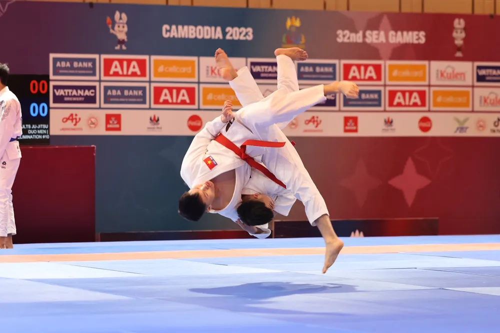 Các võ sĩ nam jujitsu của Việt Nam trong bài biểu diễn duo của mình. Ảnh: DŨNG PHƯƠNG