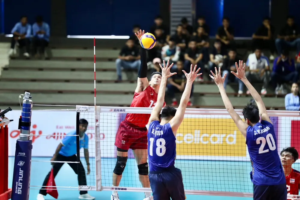 Tay đập xuất sắc nhất giải vô địch quốc gia Thái Lan là Thanathat Thaweerat đã chơi hiệu quả trước hàng chắn của cầu thủ Việt Nam. Ảnh: DŨNG PHƯƠNG