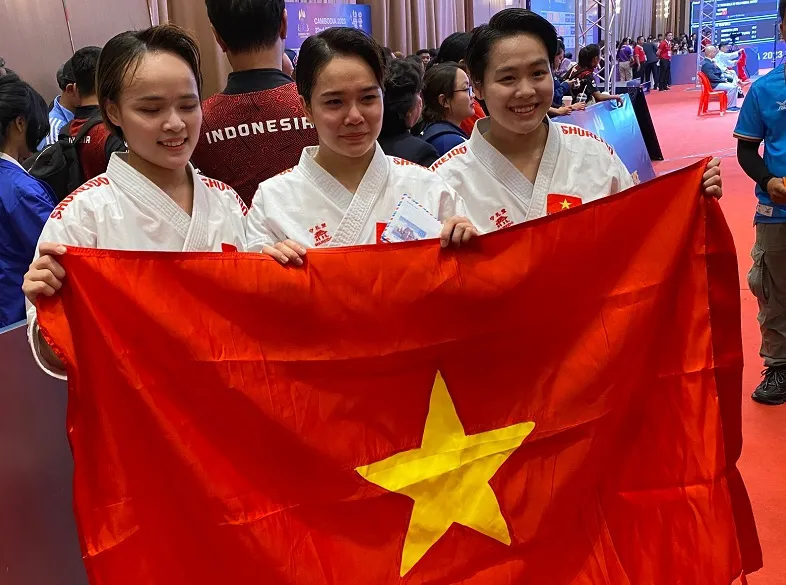 Ngọc Trâm và đồng đội giành được HCV kata đồng đội nữ karate tại SEA Games 32. Ảnh: DŨNG PHƯƠNG