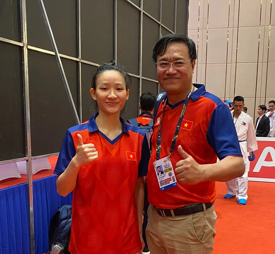 Trưởng đoàn thể thao Việt Nam Đặng Hà Việt chúc mừng tuyển thủ Hoàng Thị Mỹ Tâm. Ảnh: MINH MINH