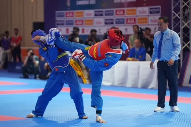 Thanh Liêm (đỏ) ra đòn trước đối thủ. Ảnh: DŨNG PHƯƠNG Thanh Liêm (đỏ) ra đòn trước đối thủ. Ảnh: DŨNG PHƯƠNG