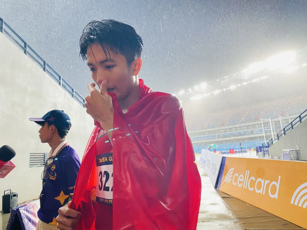 Lương Đức Phước chia sẻ sau khi về thứ nhì nội dung 1.500m. Ảnh: MINH MINH