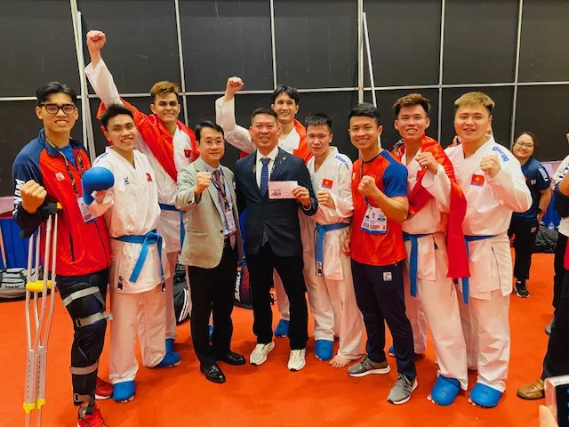HLV Dương Hoàng Long cùng các tuyển thủ nội dung kumite đồng đội nam mừng chiến thắng. Ảnh: MINH MINH