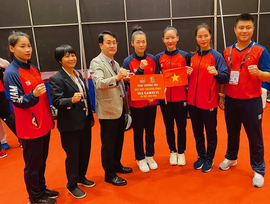 Các võ sĩ đội kumite nữ đã được thưởng từ karate Việt Nam. Ảnh: MINH MINH