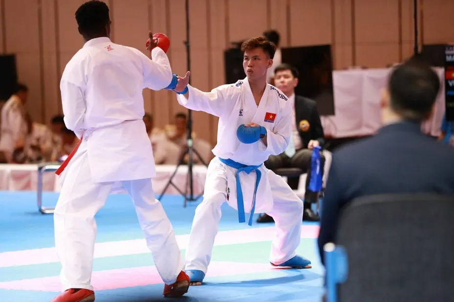 Võ sĩ của Việt Nam trong trận chung kết đồng đội kumite nam với đối thủ Malaysia. Ảnh: DŨNG PHƯƠNG