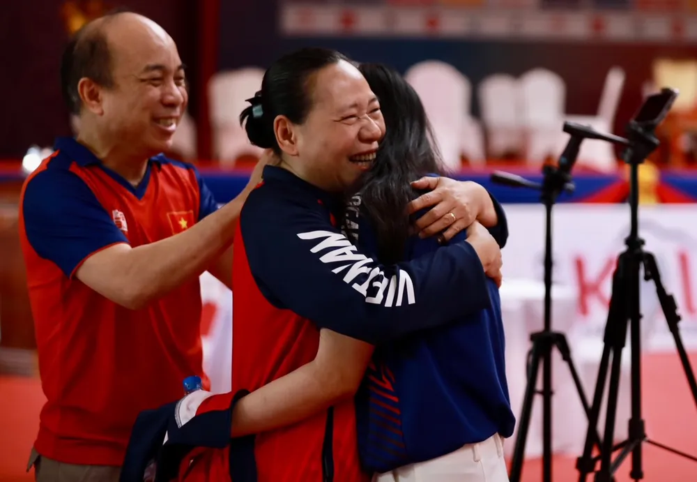 Cô trò Kim Loan, Hồng Nhung chúc mừng nhau trong niềm vui chiến thắng. Ảnh: DŨNG PHƯƠNG Cô trò Kim Loan, Hồng Nhung chúc mừng nhau trong niềm vui chiến thắng. Ảnh: DŨNG PHƯƠNG