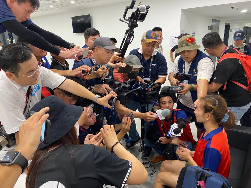 Truyền thông Việt Nam đã trao đổi cùng Nguyễn Thị Oanh ngay sau khi thi đấu. Ảnh: MINH MINH