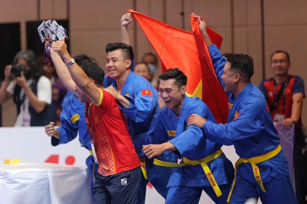 Các tuyển thủ vovinam giành tấm HCV thứ 7 tại SEA Games 32. Ảnh: DŨNG PHƯƠNG