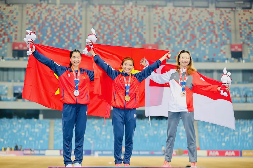 Nguyễn Thị Oanh đã nhận tấm HCV trên bục nhận thưởng của SEA Games 32. Ảnh: DŨNG PHƯƠNG