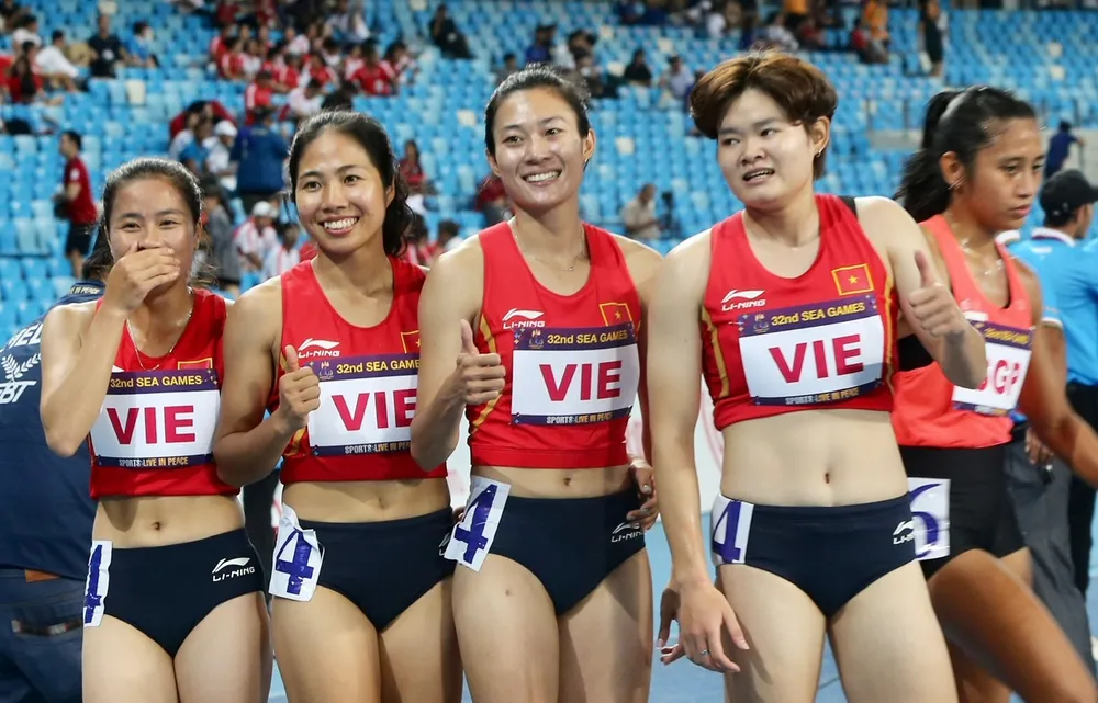 Tổ tiếp sức 4x100m nữ của Việt Nam giành HCB. Ảnh: DŨNG PHƯƠNG