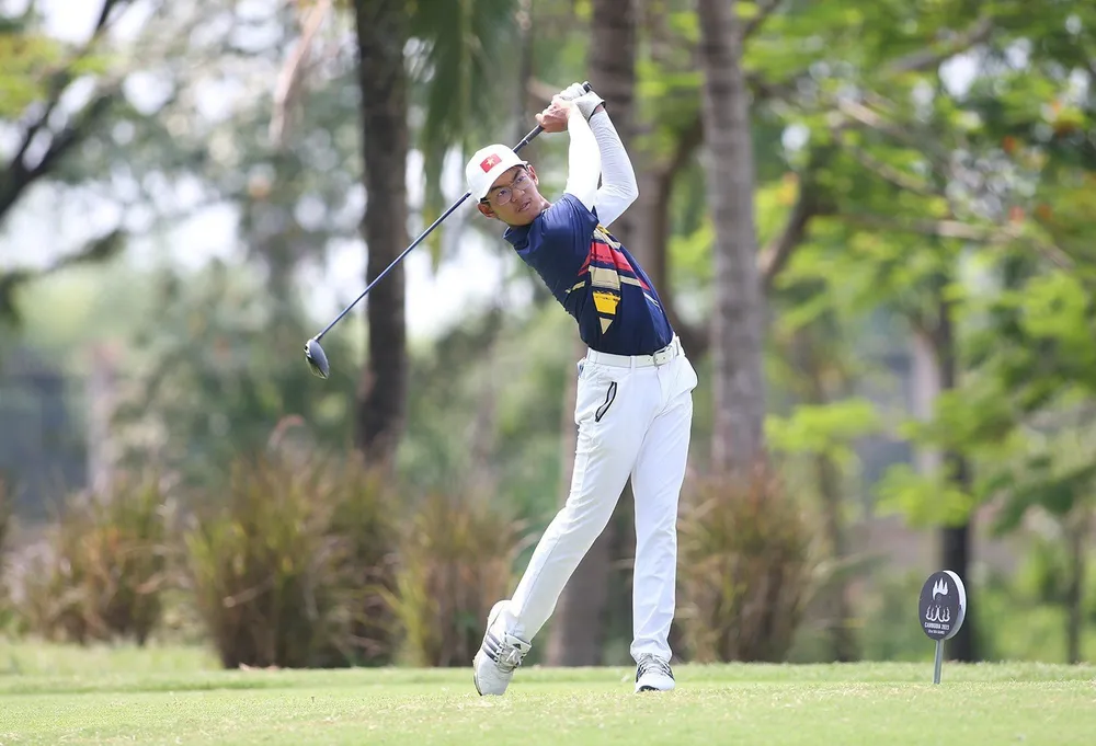 Tuyển thủ Lê Khánh Hưng giành được HCV môn golf ở tuổi 15 trong lần thi đấu SEA Games 32 tại Campuchia. Ảnh: DŨNG PHƯƠNG Tuyển thủ Lê Khánh Hưng giành được HCV môn golf ở tuổi 15 trong lần thi đấu SEA Games 32 tại Campuchia. Ảnh: DŨNG PHƯƠNG