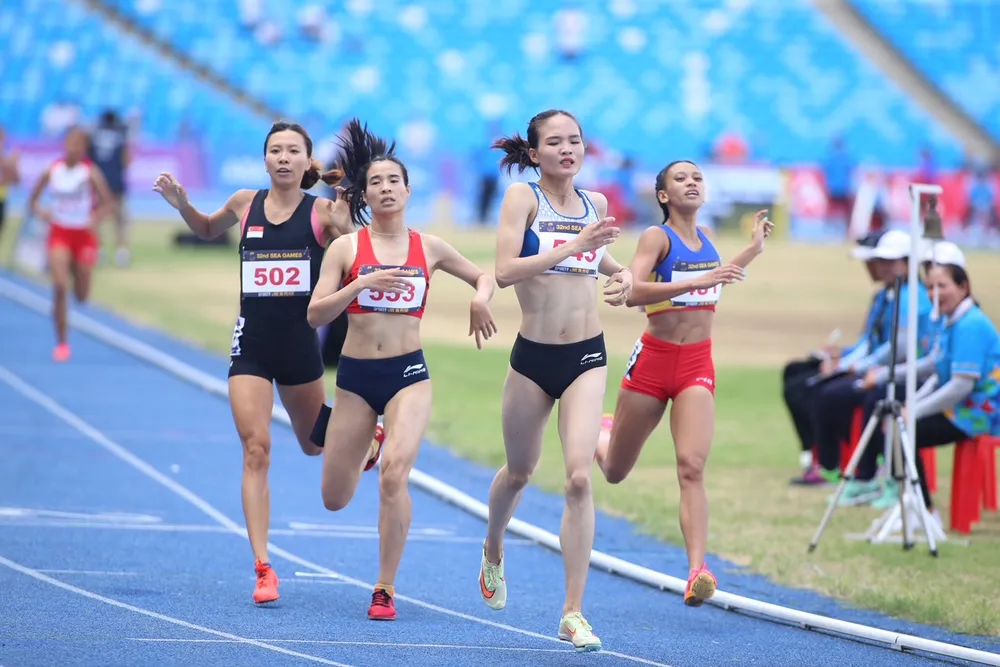 Thu Hà là người chiến thắng ở cự ly 800m nữ cho điền kinh Việt Nam. Ảnh: DŨNG PHƯƠNG