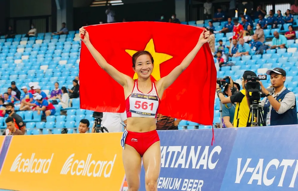 Nguyễn Thị Oanh đã giành tấm HCV thứ 11 sau khi chiến thắng nội dung 10.000m nữ tại ngày cuối của SEA Games 32. Ảnh: DŨNG PHƯƠNG Nguyễn Thị Oanh đã giành tấm HCV thứ 11 sau khi chiến thắng nội dung 10.000m nữ tại ngày cuối của SEA Games 32. Ảnh: DŨNG PHƯƠNG
