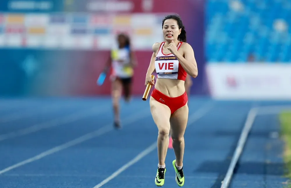 Những bước chạy cuối cùng của Nguyễn Thị Huyền tại SEA Games 32 và giúp cô giành HCV 4x400m nữ. Ảnh: DŨNG PHƯƠNG Những bước chạy cuối cùng của Nguyễn Thị Huyền tại SEA Games 32 và giúp cô giành HCV 4x400m nữ. Ảnh: DŨNG PHƯƠNG