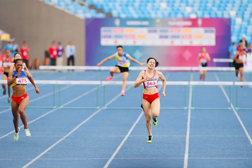Nguyễn Thị Huyền đã nỗ lực để có tấm HCV 400m rào cá nhân nữ tại SEA Games 32. Ảnh: DŨNG PHƯƠNG
