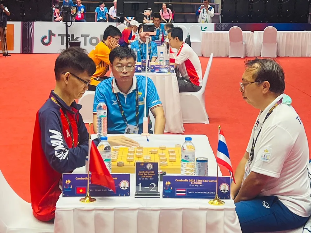 Kỳ thủ Đặng Cửu Tùng Lân gặp đối thủ Thái Lan và có chiến thắng để mang lợi thế về cho đội cờ tướng Việt Nam ở đồng đội cờ nhanh. Ảnh: DŨNG PHƯƠNG