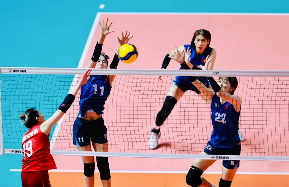 Hàng chắn của bóng chuyền nữ Việt Nam luôn căng mình chống đỡ các pha đập của đối phương. Ảnh: DŨNG PHƯƠNG Hàng chắn của bóng chuyền nữ Việt Nam luôn căng mình chống đỡ các pha đập của đối phương. Ảnh: DŨNG PHƯƠNG