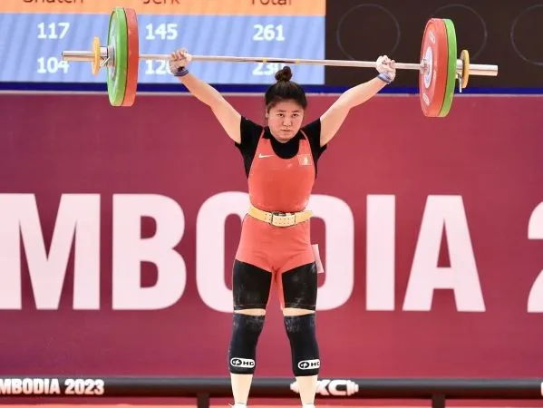 Lực sĩ Đinh Thị Thu Uyên có tấm HCB hạng 64kg nữ tại SEA Games 32. Ảnh: D.P