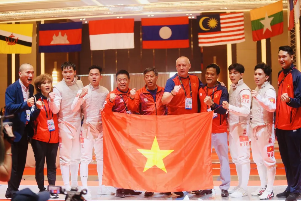 Các tuyển thủ và ban huấn luyện ăn mừng chiến thắng lịch sử ở nội dung kiếm liễu đồng đội nam tại SEA Games 32. Ảnh: DŨNG PHƯƠNG