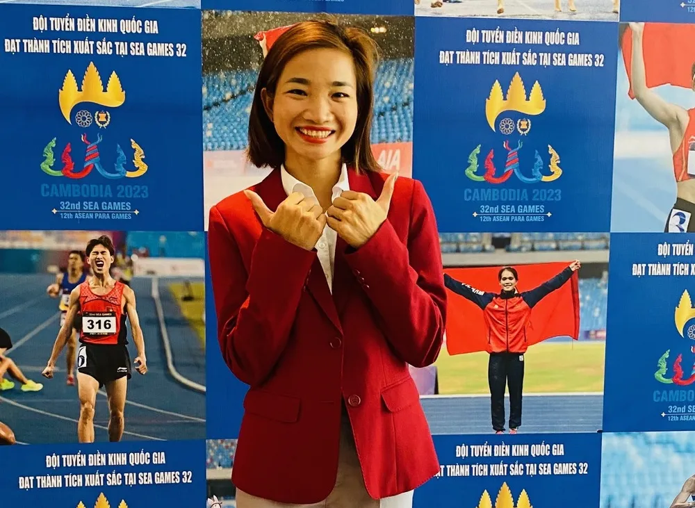 Nguyễn Thị Oanh đã có thành tích quan trọng tại SEA Games 32 và được nhiều người gặp gỡ trong lễ vinh danh. Ảnh: MINH MINH