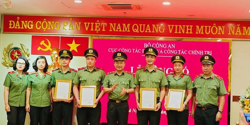 Tuyển thủ Ngần Ngọc Nghĩa đã lãnh đạo Cục công tác Đảng và Công tác Chính trị trao quyết định tuyển dụng vào ngành và đeo quân hàm thiếu úy. Ảnh: CAND