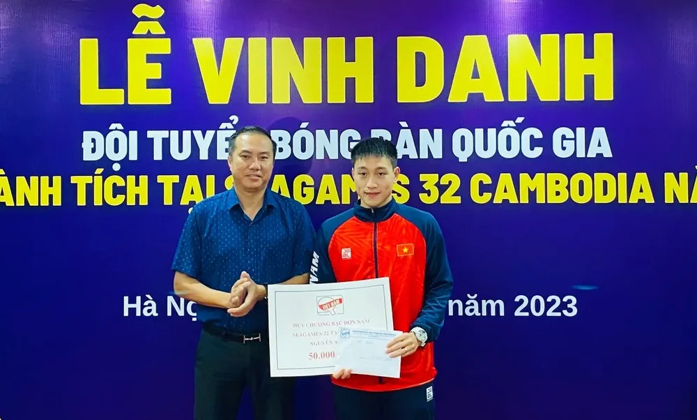Chủ tịch Liên đoàn bóng bàn Việt Nam - ông Nguyễn Xuân Vũ trao thưởng cho tay vợt Nguyễn Anh Tú. Ảnh: MINH MINH Chủ tịch Liên đoàn bóng bàn Việt Nam - ông Nguyễn Xuân Vũ trao thưởng cho tay vợt Nguyễn Anh Tú. Ảnh: MINH MINH