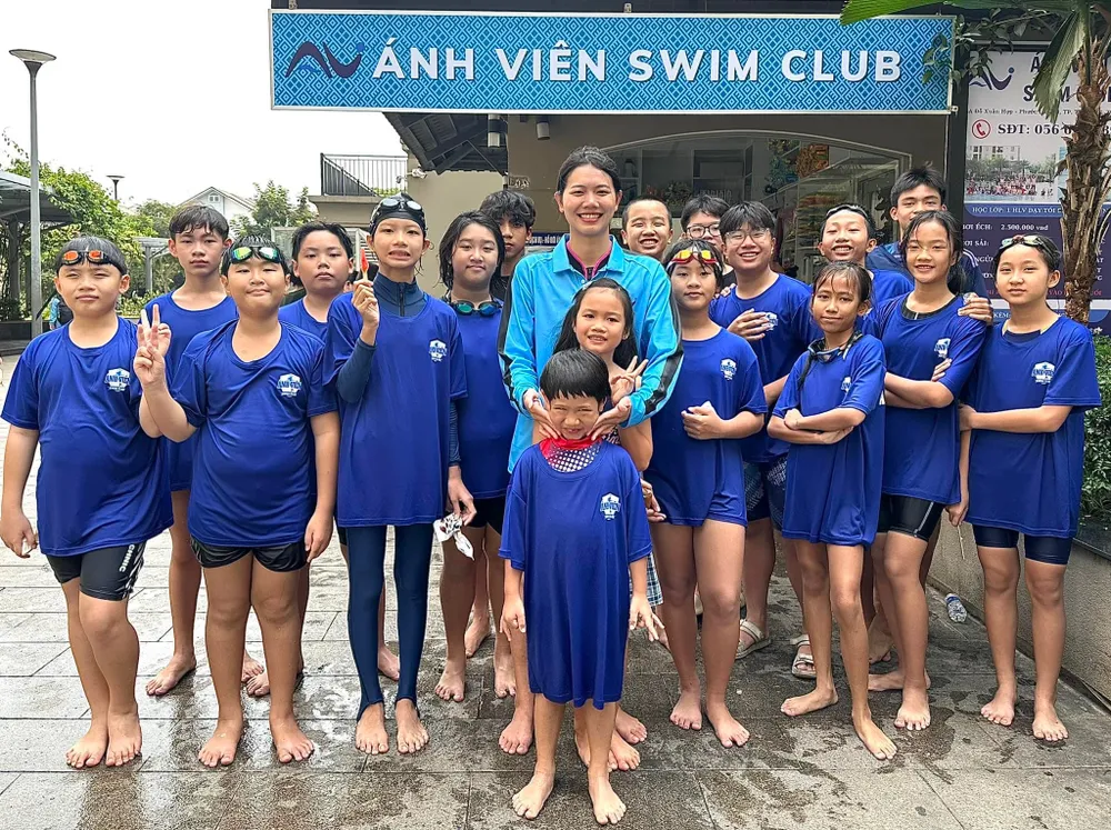 Ánh Viên đang rất tích cực trong các công tác dạy bơi cho trẻ em. Ảnh: ÁNH VIÊN