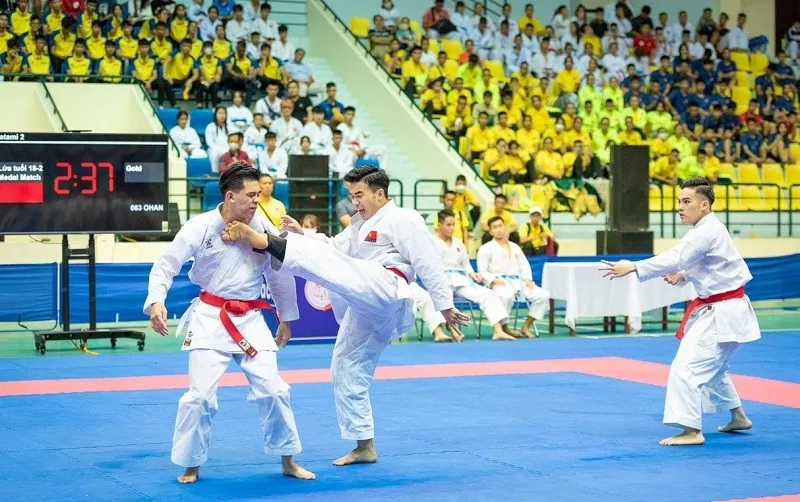 Võ sĩ karate trẻ luôn thi đấu rất máu lửa ở giải vô địch trẻ toàn quốc. Ảnh: MINH MINH