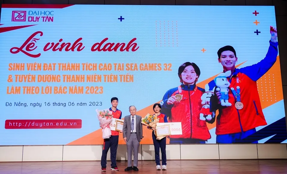 Hai tuyển thủ của Đoàn thể thao Việt Nam đã được Đại học Duy Tân tặng thưởng. Ảnh: ĐH DUY TÂN
