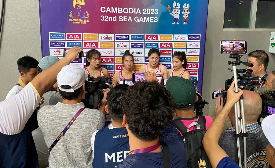 Các cô gái vàng của tổ tiếp sức 4x400m nữ về nhất và được báo chí Việt Nam phỏng vấn tức thì.