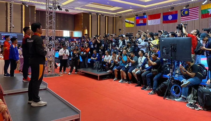 Sau mỗi nội dung, giây phút quan trọng nhất với các phóng viên chính là khi cùng ghi lại lễ trao huy chương dành cho các tuyển thủ đạt kết quả thi đấu xuất sắc.