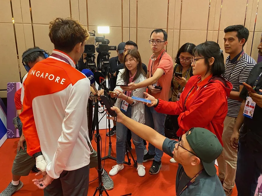 Truyền thông Singapore có mặt đông đảo ở SEA Games 32 và trong mỗi chiến thắng của tuyển thủ Singapore thì các phóng viên đều có phỏng vấn, ghi lại thông tin nhanh nhất. Đây là tuyển thủ jujitsu của đội Singapore giành được huy chương và được báo giới trao đổi sau thi đấu.