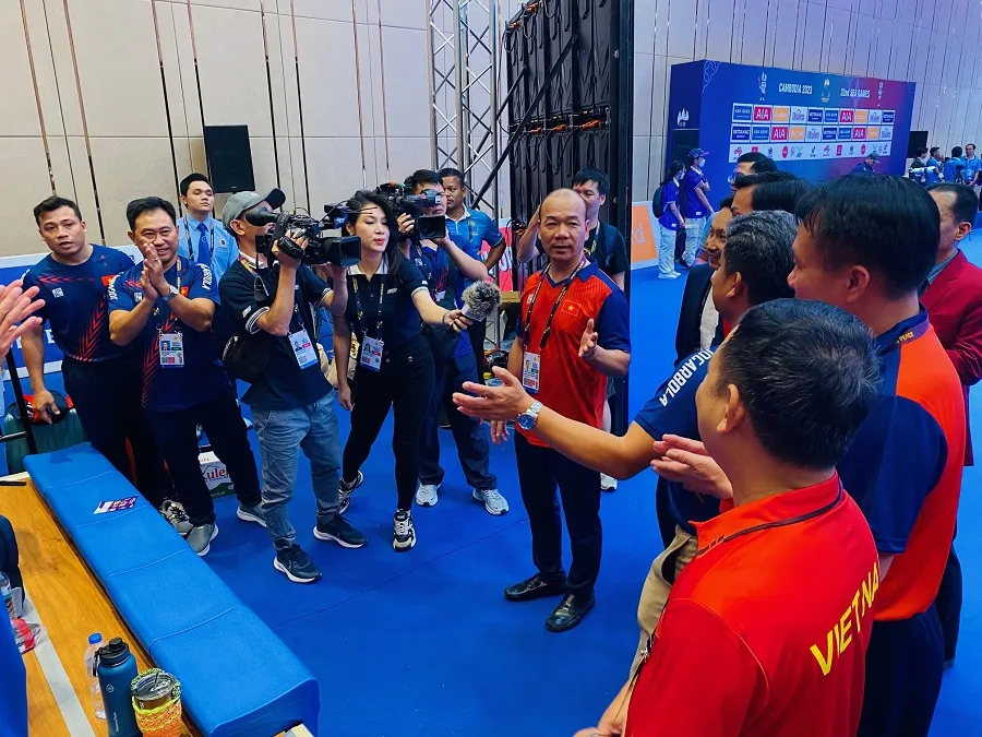 Lãnh đạo Đoàn thể thao Việt Nam động viên tuyển thủ ngay tại sàn đấu và phóng viên ghi lại những khoảnh khắc nhanh nhất.