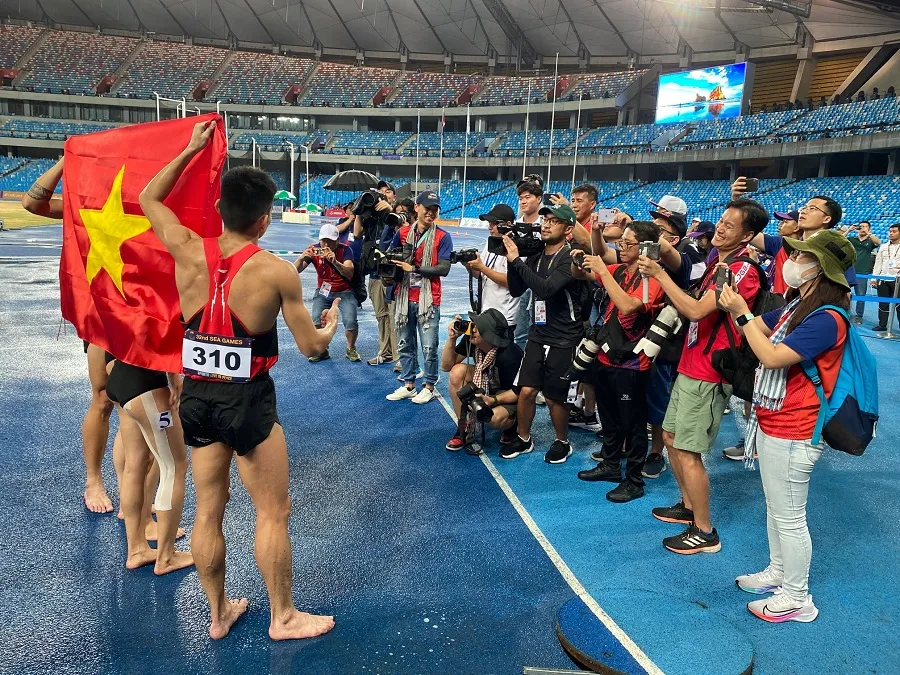 Chiến thắng của đội hình tiếp sức 4x400m hỗn hợp nam-nữ của điền kinh Việt Nam được phóng viên tác nghiệp ghi lại cảm xúc ngay trên sân đấu.