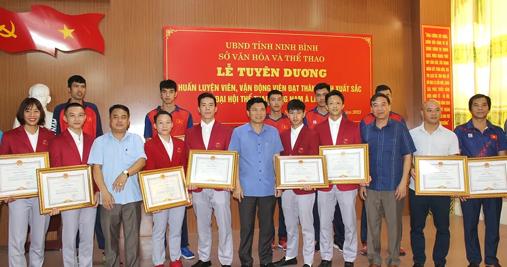 Thanh Thủy cùng các HLV, VĐV của thể thao Ninh Bình đã được tặng bằng khen và phần thưởng cho thành tích thi đấu SEA Games 32. Ảnh: MAI PHƯƠNG.BNB Thanh Thủy cùng các HLV, VĐV của thể thao Ninh Bình đã được tặng bằng khen và phần thưởng cho thành tích thi đấu SEA Games 32. Ảnh: MAI PHƯƠNG.BNB