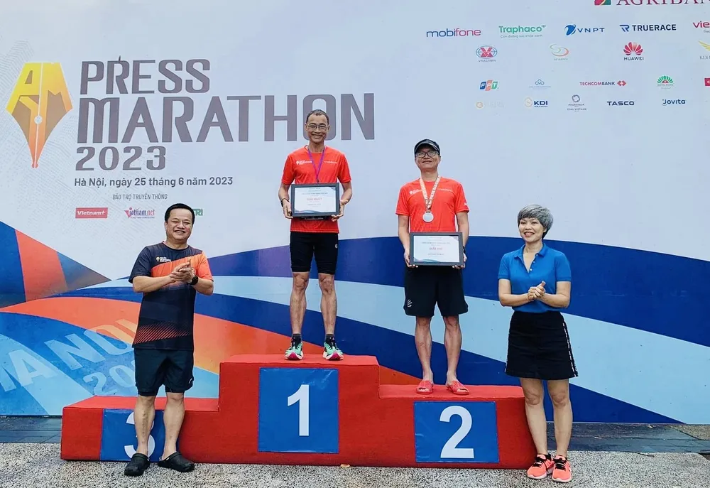Nhà báo Trần Quốc Doanh nhận thưởng về nhất nội dung 10km giải bán marathon báo chí 2023. Ảnh: PCHM Nhà báo Trần Quốc Doanh nhận thưởng về nhất nội dung 10km giải bán marathon báo chí 2023. Ảnh: PCHM