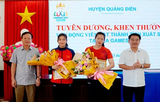 Hai tuyển thủ vật Mỹ Trang và Mỹ Hạnh đã được huyện Quảng Điền trao thưởng thành tích SEA Games 32. Ảnh: QUẢNG ĐIỀN